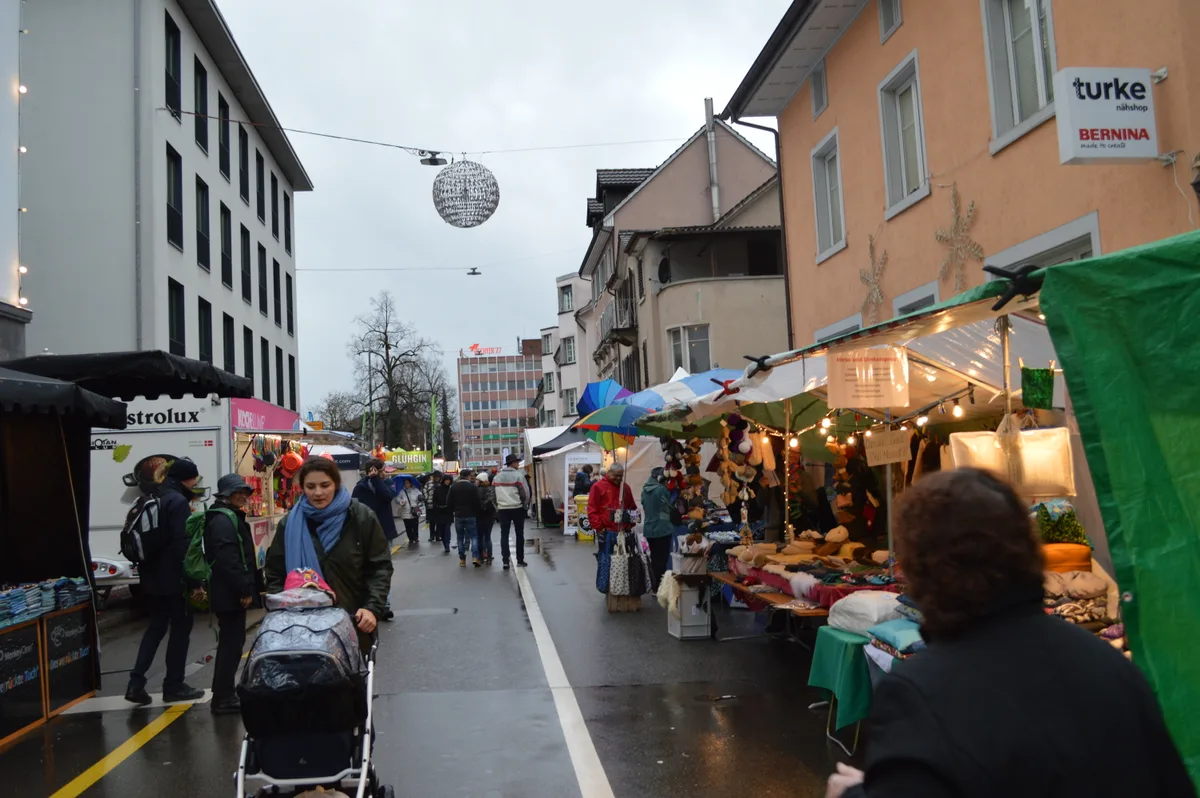 Marktstände am Uster Märt. 